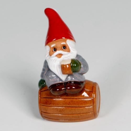 Microtomte sitter på öltunna
