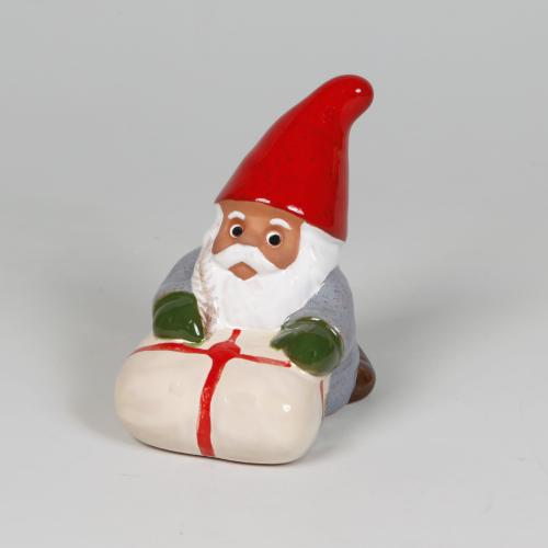 Minitomte skriver på paketet