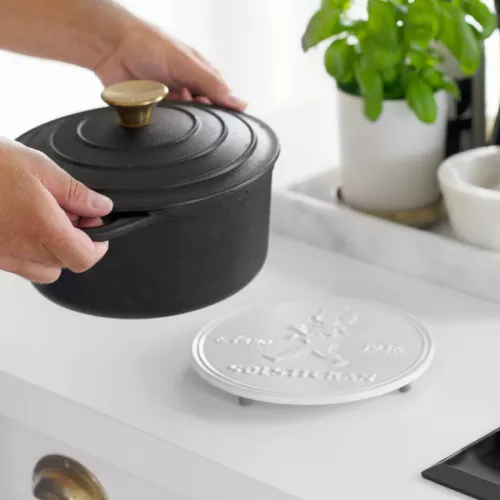 Solstickan Grytunderlägg Gjutjärn 19 cm Vit emaljerad