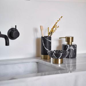 Nero Toothbrush holder