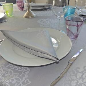 Bordsduk Grå för bl.a. Juldukning, Nyårsdukning och Bröllopsdukning. Dukning och Inredning Online