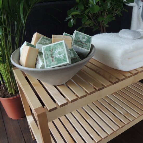 Off white bath towel Sensoft from the French brand AKOUAREL & Aleppot soap with Laurel berry oil. Buy Online from Casa Zeytin