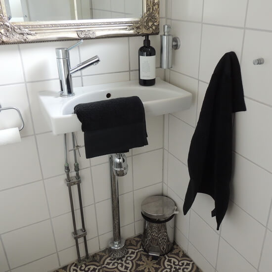 Black towel Sensoft AKOUAREL & Liquid soap Björktuva from the Swedish brand Vakinme. Buy Online from Casa Zeytin