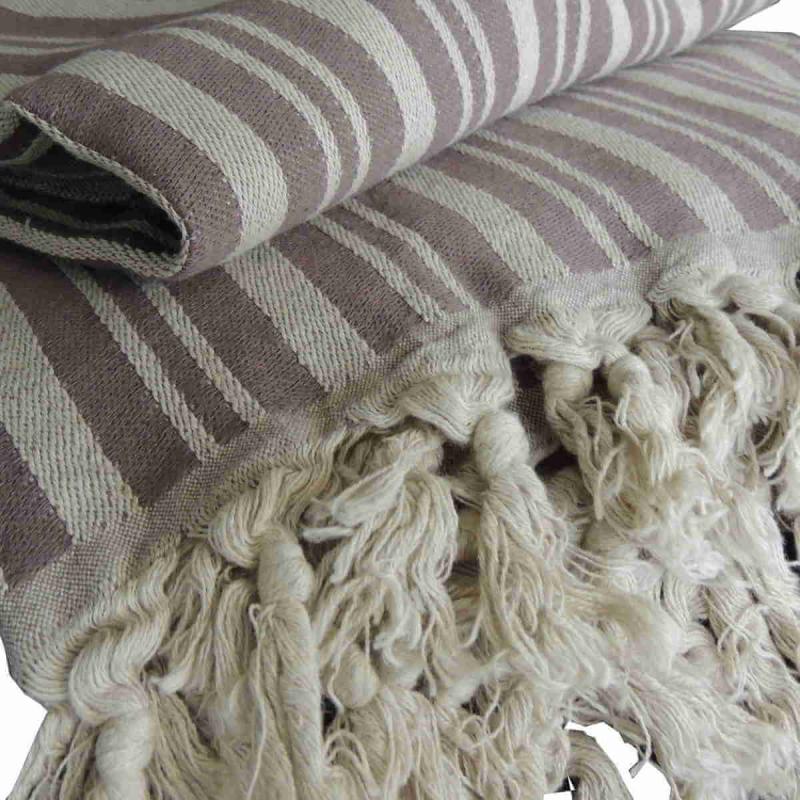 TALES is a wonderful brown hand-woven blanket of 50% linen and 50% cotton. The throw is very decorative as a bedspread, but also nice as a tablecloth or drapery.