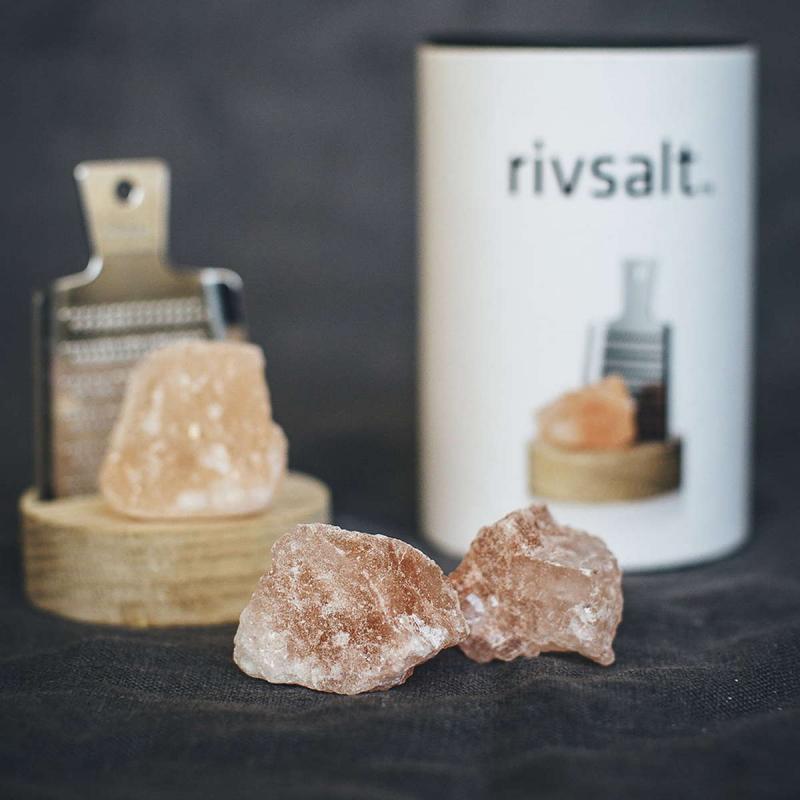 Presentset RIVSALT Himalaya saltsten, rivjärn och bordsställ av ek