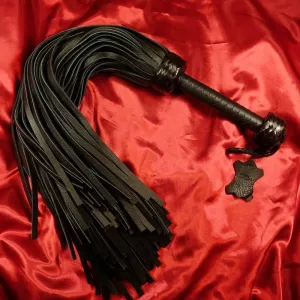 Läder flogger med 144 svansar i svart genuint läder från Chambers of Love. Lång och tung flogger, den tyngsta i vårt sortiment, för intensiva BDSM-sessioner med många tunna svansar.