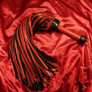Nahka-floggeri, jossa 144 häntää punaisesta aidosta nahasta Chambers of Lovelta. Pitkä ja painava floggeri, valikoimamme raskain, intensiivisiin BDSM-sessioihin monilla ohuilla hännillä.