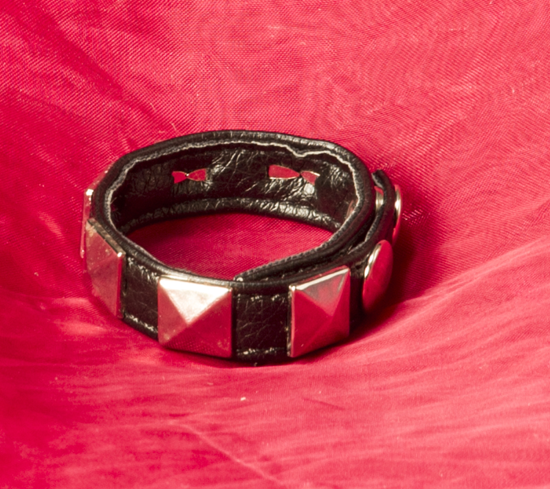 Nahkainen pyramidisormus