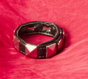 Nahkainen pyramidisormus