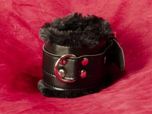 Abschließbare Fußfesseln mit Pelz