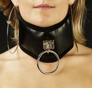 Musta kaulus O-renkaalla