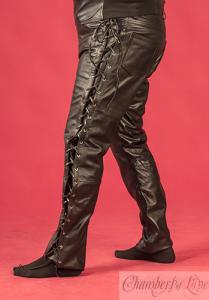 Mustat nahkahousut moottoripyörätyyliin