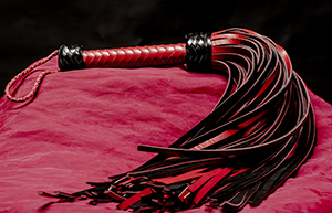 Nahkapiiska 72-pyrstöinen punainen/musta, aito