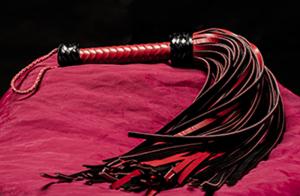 Nahkapiiska 108-pyrstöinen punainen/musta, aito