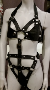 Nahkavaljaiden runko riimukaulalla, musta