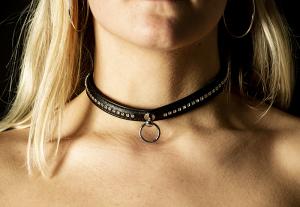 Musta kaulus valkoisilla kristalleilla 40 cm