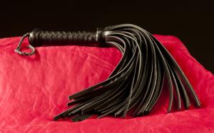 Lyhyt nahkapiiska 36-häntäinen, punainen/musta, aito