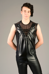 Toppi vegaanista nahkaa verkkokankaalla ja nyörityksillä