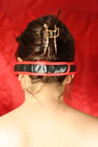 Vadderad ögonbindel med röd kant