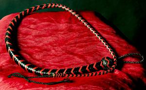 Käärmepiiska punainen/musta (singletail)