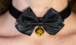 Kaulus rusetilla ja kellolla M