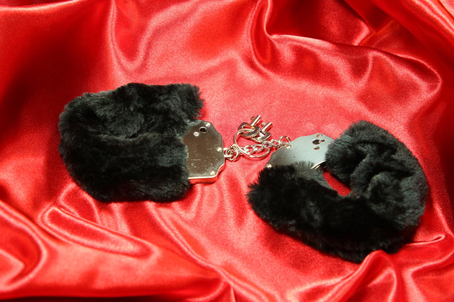 Handcuffs with faux fur