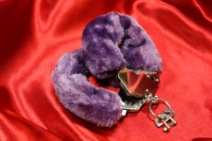 Käsiraudat tekoturkiksella