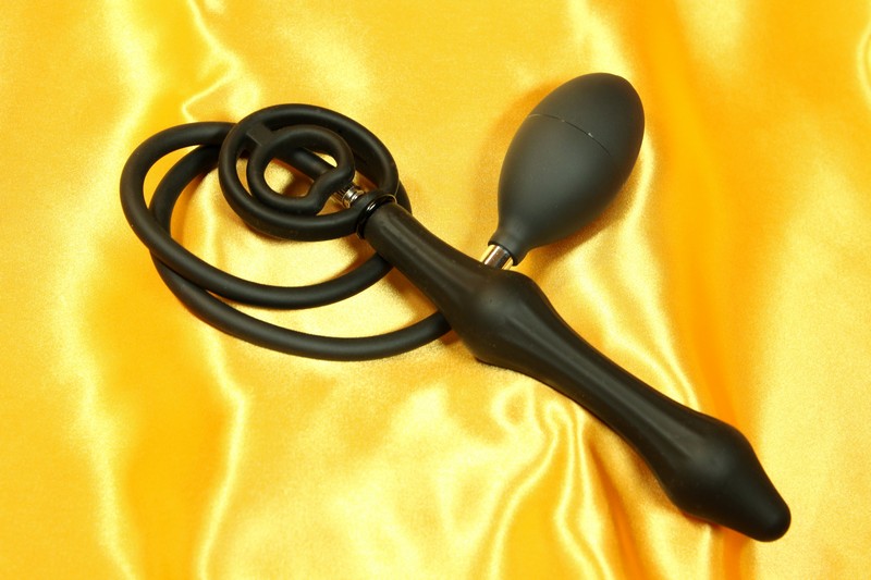 Aufblasbarer Analplug mit Stahlkugeln