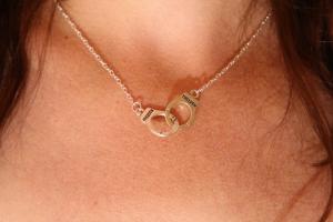 Käsiraudat kaulakoru