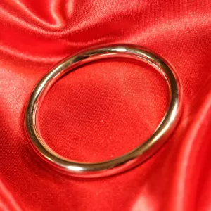 45 mm pyöreä penissormus ruostumattomasta teräksestä Chambers of Lovelta – suunniteltu kovempiin ja intensiivisempiin orgasmeihin, tyylikäs ja toimiva seksiväline nautinnon lisäämiseen.