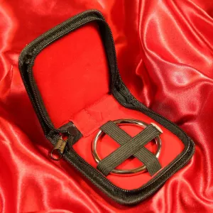 Elegantti ja kestävä säilytyskotelo Chambers of Lovelta, suunniteltu suojaamaan penisrenkaasi naarmuilta ja vaurioilta. Täydellinen turvalliseen, järjestelmälliseen ja huomaamattomaan säilytykseen.