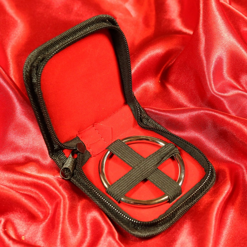 Elegantti ja kestävä säilytyskotelo Chambers of Lovelta, suunniteltu suojaamaan 50 mm penisrengasta naarmuilta ja vaurioilta. Täydellinen turvalliseen, järjestelmälliseen ja huomaamattomaan säilytykseen.