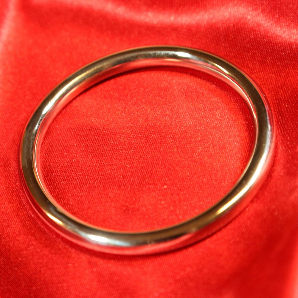 55 mm ruostumattomasta teräksestä valmistettu penisrengas Chambers of Lovelta – tyylikäs ja toiminnallinen seksilelu, joka on suunniteltu tarjoamaan kovempia ja intensiivisempiä orgasmeja samalla varmistaen turvallisuuden ja mukavuuden.