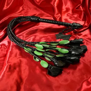 Schwarzer 9-Rosen-Flogger XA20224BL aus der exklusiven Kollektion von Chambers of Love – elegantes und kraftvolles Design für intensive BDSM-Sessions.