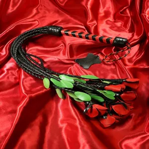 Rot-schwarzer 9-Rosen-Flogger XA20224RBL aus der exklusiven Kollektion von Chambers of Love – elegantes und kraftvolles Design für intensive BDSM-Sessions.
