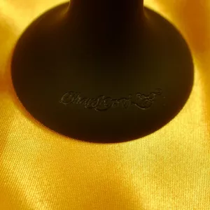 Kuulalliset anustapit – yksityiskohtakuva, jossa Chambers of Loven logo näkyy jokaisen tapin pohjassa. Tyylikäs muotoilu, korkea laatu ja hillitty brändäys.