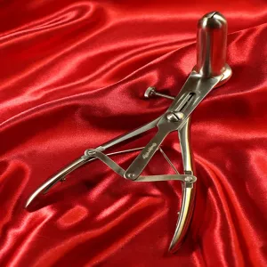Chambers of Love dreiteiliges Analspekulum aus Edelstahl. Medizinisches Fetisch-Sexspielzeug mit mechanischem Schraubverschluss für ein sicheres und kontrolliertes Öffnen der Analmuskulatur.