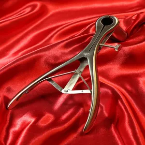 Kolmiosainen ruostumattomasta teräksestä valmistettu anaalispekula, näkyvä aukko ja ruuvilukko – Chambers of Love -fetissilelu.