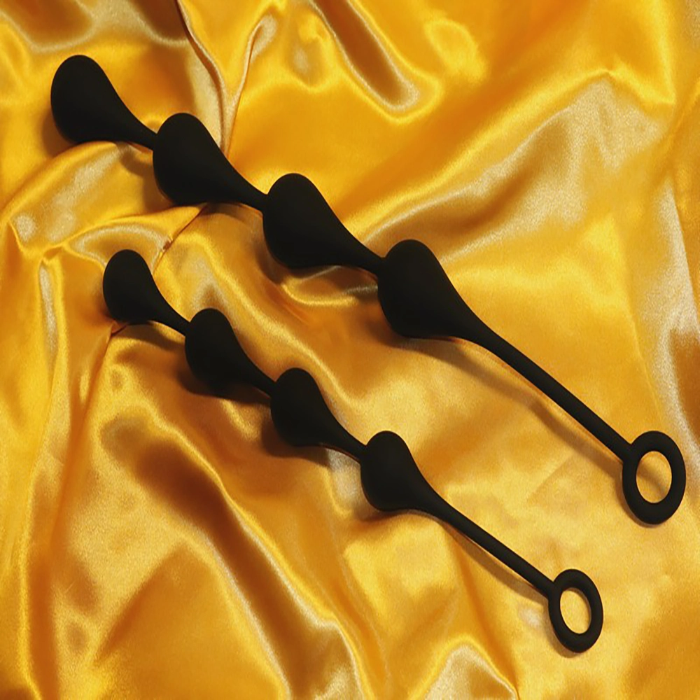 Kaksi silikonista Anal Beads Hot Drops -helminauhaa – yksi pieni ja yksi suuri – intensiiviseen anaalinautintoon Chambers of Lovelta.