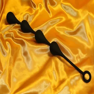 Iso musta Anal Beads Hot Drops -helmi silikonista – intensiiviseen anaalinautintoon Chambers of Lovelta.