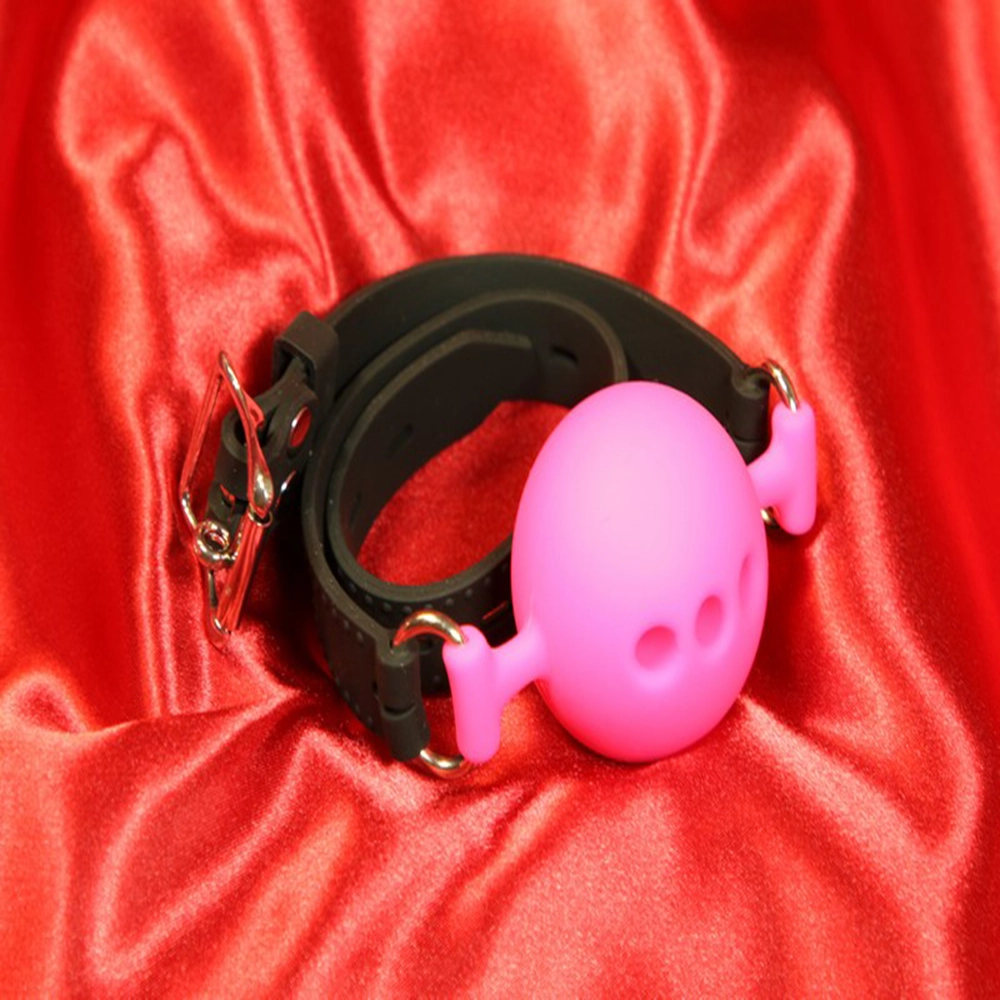 Rosafärgad andningsbara silikon boll-gag i storlek L från Chambers of Love. Designad för komfort och säkerhet under längre sessions. Perfekt för BDSM-utlevnad och rollspel. Artikelnummer MWX2122PIL.