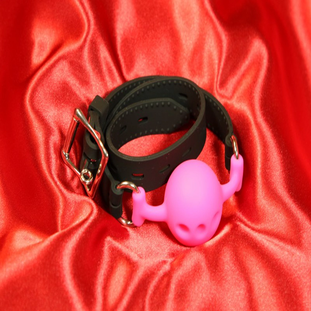 Rosafärgad andningsbar silikon boll-gag i storlek S från Chambers of Love. Designad för komfort och säkerhet under längre sessions. Perfekt för BDSM-utlevnad och rollspel. Artikelnummer MWX2122PI.