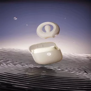 Valkoinen APIS-värisevä penisrengas (ZALO) kotelossaan, värisee veden pinnalla – vain Chambers of Lovelta.