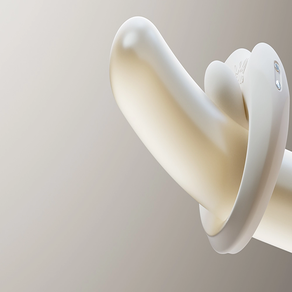 Valkoinen APIS-värisevä penisrengas (ZALO) peniksen muotoisessa mallissa – vain Chambers of Lovelta.