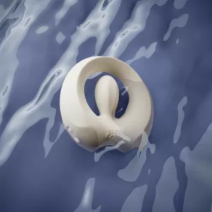 Valkoinen APIS-värisevä penisrengas (ZALO) sinisessä vedessä – vedenkestävä, vain Chambers of Lovelta.