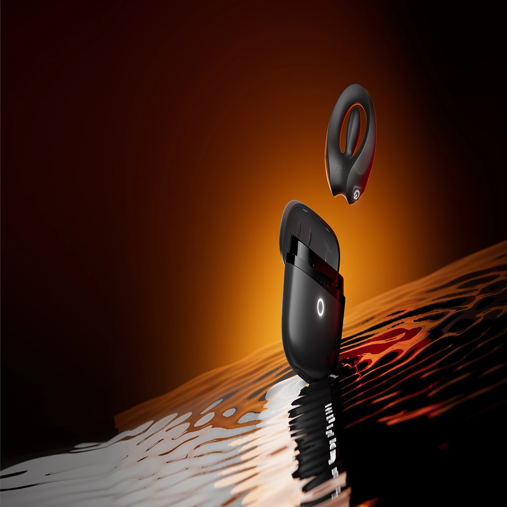 Musta APIS-värisevä penisrengas (ZALO) auringonlaskussa – vain Chambers of Lovelta.