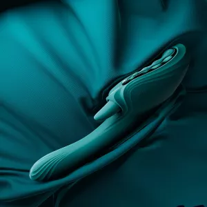 Grön ARES G-punkts Rabbit Vibrator efter användning i sängen – symboliserar njutning och exklusiv design från Chambers of Love.