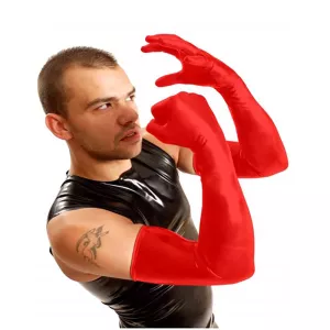 Axellånga röda fistinghandskar i latex på modell, sidovinkel, produktbild, Chambers of Love