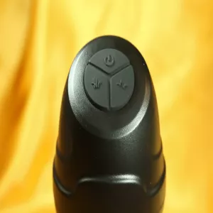 Lähikuva Vibrattori Masturbaattori Deluxe -ohjauspaneelista – selkeät painikkeet värinälle, imulle ja voimakkuuden säädölle, ylellinen Chambers of Love -muotoilu.