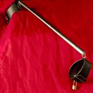 BDSM Benspridare från Chambers of Love. Robust och funktionell design, perfekt för bondage och BDSM-sessioner